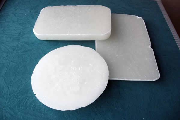 Paraffin waxBuy fully refined paraffin wax in good price with oil content  less than 1%,1-3 and 3-5% 